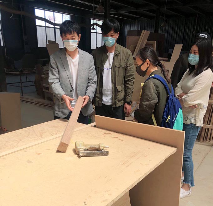 集名設(shè)計師深入生產(chǎn)一線考察